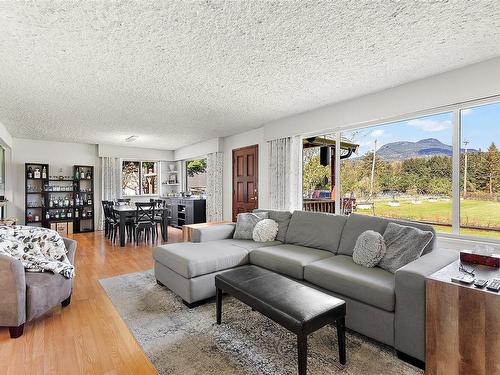 3574 Cowichan Lake Rd, Duncan, BC - Indoor Photo Showing Living Room