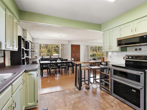 3574 Cowichan Lake Rd, Duncan, BC - Indoor Photo Showing Kitchen