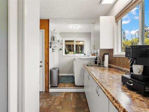 3574 Cowichan Lake Rd, Duncan, BC - Indoor Photo Showing Kitchen