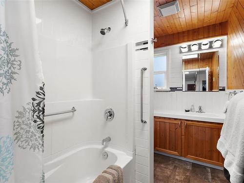 3574 Cowichan Lake Rd, Duncan, BC - Indoor Photo Showing Bathroom