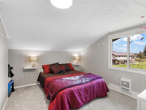 3574 Cowichan Lake Rd, Duncan, BC - Indoor Photo Showing Bedroom