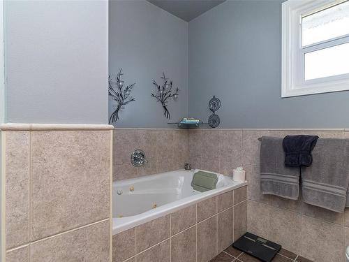1669 Robert St, Crofton, BC - Indoor Photo Showing Bathroom