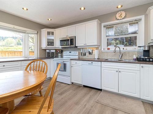 1669 Robert St, Crofton, BC - Indoor Photo Showing Kitchen With Double Sink