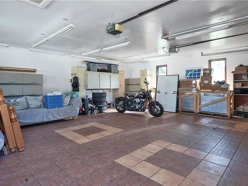 2345 Island Hwy South, Campbell River, BC - Indoor Photo Showing Garage
