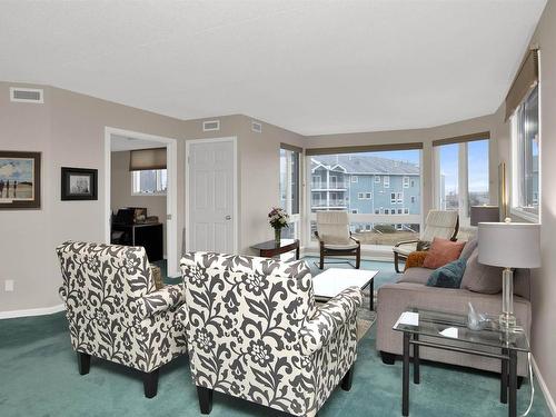 301 780 Gordon Street, Thunder Bay, ON - Indoor Photo Showing Living Room