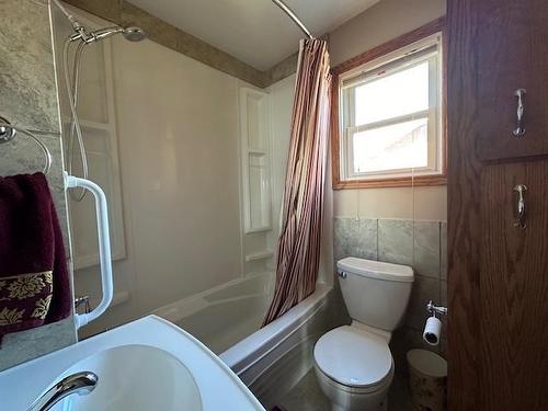 302 High Street N, Thunder Bay, ON - Indoor Photo Showing Bathroom
