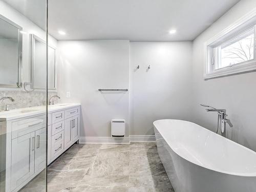 Ensuite bathroom - 130 Av. De Bathurst, Pointe-Claire, QC - Indoor Photo Showing Bathroom