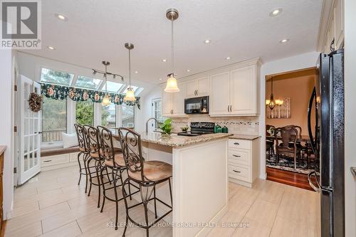 15 Wiltshire Pl, Guelph, ON - Indoor Photo Showing Kitchen With Upgraded Kitchen