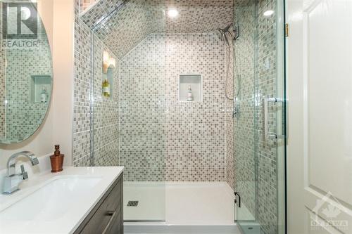 800 Nivens Place, Ottawa, ON - Indoor Photo Showing Bathroom