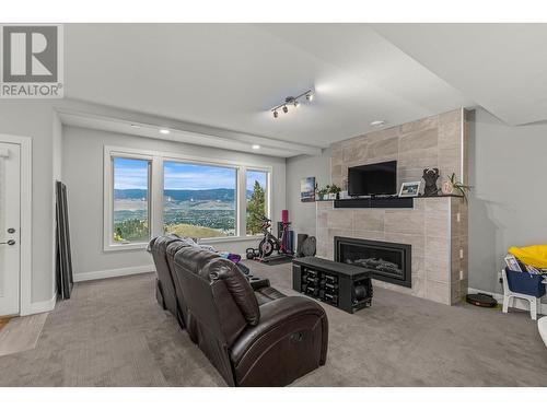 579 Selkirk Court, Kelowna, BC - Indoor With Fireplace