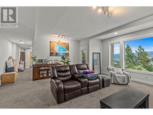 579 Selkirk Court, Kelowna, BC - Indoor Photo Showing Living Room