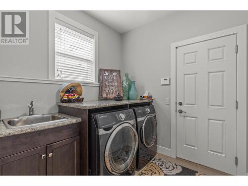 579 Selkirk Court, Kelowna, BC - Indoor Photo Showing Laundry Room