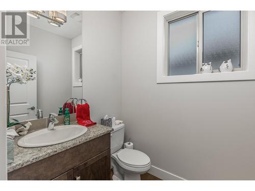 579 Selkirk Court, Kelowna, BC - Indoor Photo Showing Bathroom