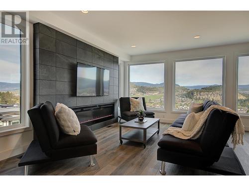 737 Highpointe Drive, Kelowna, BC - Indoor Photo Showing Living Room With Fireplace