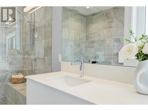 737 Highpointe Drive, Kelowna, BC - Indoor Photo Showing Bathroom
