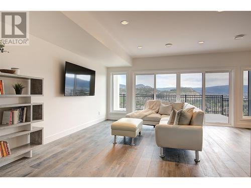 737 Highpointe Drive, Kelowna, BC - Indoor Photo Showing Living Room