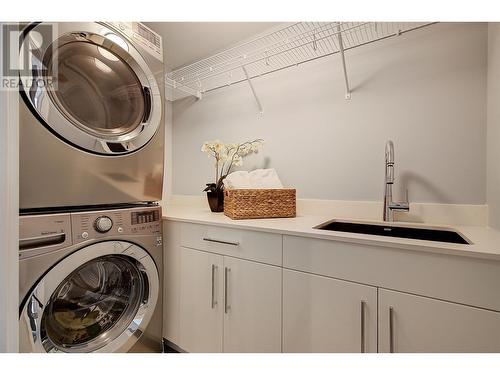 737 Highpointe Drive, Kelowna, BC - Indoor Photo Showing Laundry Room