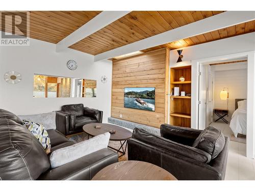 266 Alder Avenue, Kaleden, BC - Indoor Photo Showing Living Room