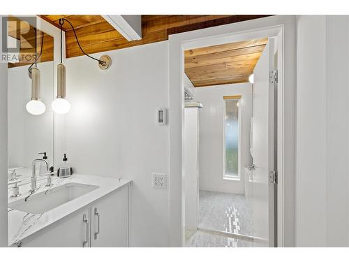 266 Alder Avenue, Kaleden, BC - Indoor Photo Showing Bathroom