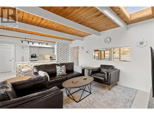 266 Alder Avenue, Kaleden, BC - Indoor Photo Showing Living Room