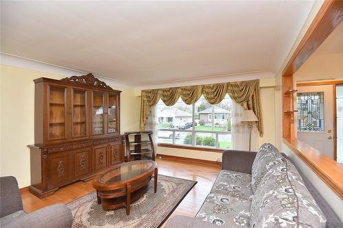 67 Glendee Road, Hamilton, ON - Indoor Photo Showing Living Room