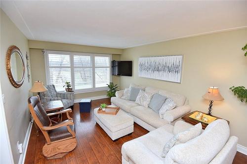 8410 Twenty Road E, Hamilton, ON - Indoor Photo Showing Living Room