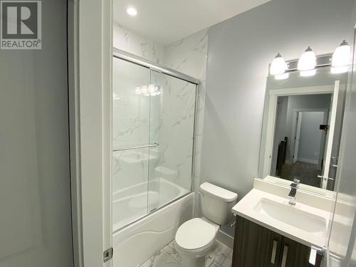 1056 Martin Avenue Unit# 3, Kelowna, BC - Indoor Photo Showing Bathroom