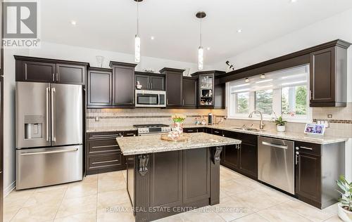 8536 Forestview Boulevard, Niagara Falls, ON - Indoor Photo Showing Kitchen With Upgraded Kitchen