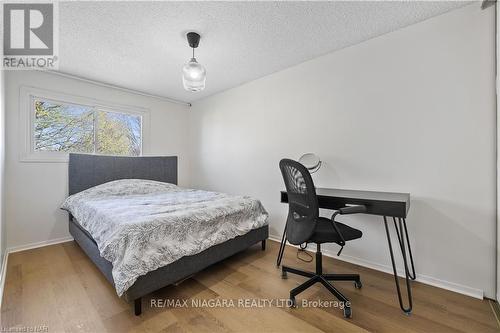 5005 Gage Court, Niagara Falls, ON - Indoor Photo Showing Bedroom