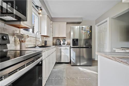 5005 Gage Court, Niagara Falls, ON - Indoor Photo Showing Kitchen