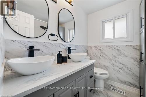 5005 Gage Court, Niagara Falls, ON - Indoor Photo Showing Bathroom