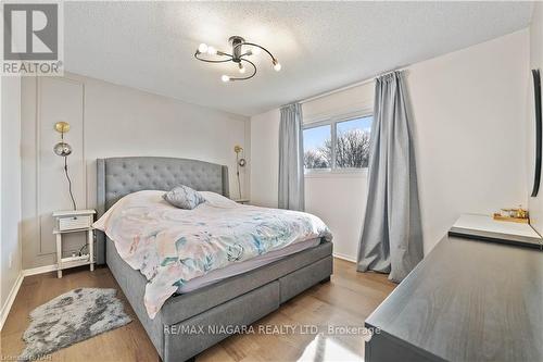 5005 Gage Court, Niagara Falls, ON - Indoor Photo Showing Bedroom