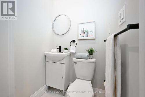 8 Lyndhurst Street, Hamilton, ON - Indoor Photo Showing Bathroom