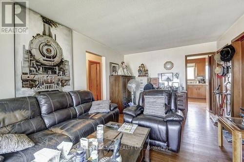 7 Lasalle St, Welland, ON - Indoor Photo Showing Living Room