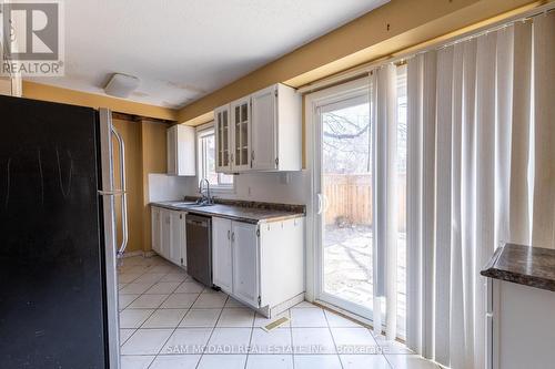 #25 -235 Bronte St S, Milton, ON - Indoor Photo Showing Kitchen With Double Sink