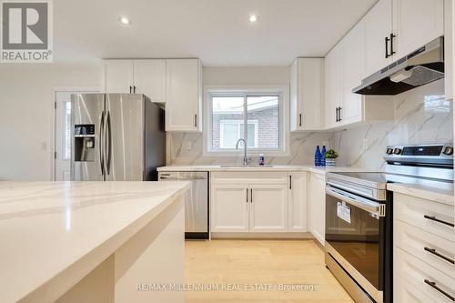 33 Orpington Cres, Toronto, ON - Indoor Photo Showing Kitchen With Upgraded Kitchen