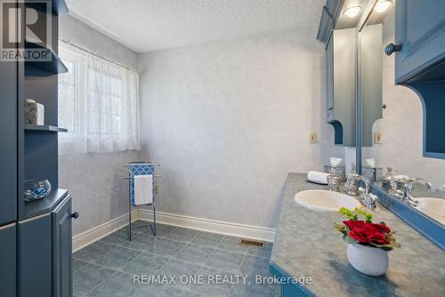 14 Mccowan Lane, Whitchurch-Stouffville, ON - Indoor Photo Showing Bathroom
