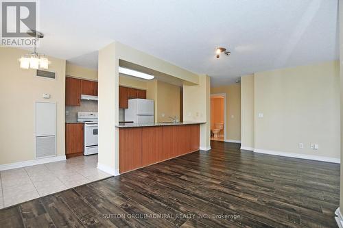 #405 -50 Disera Dr, Vaughan, ON - Indoor Photo Showing Kitchen