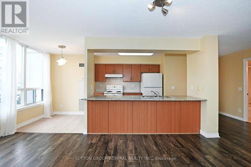 #405 -50 Disera Dr, Vaughan, ON - Indoor Photo Showing Kitchen