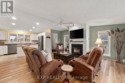 24 Kelsey Cres, Georgina, ON - Indoor Photo Showing Living Room With Fireplace
