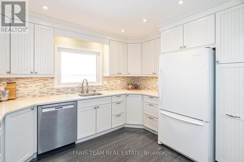 2221 Thomson Cres, Severn, ON - Indoor Photo Showing Kitchen