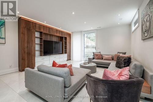559 Millwood Road, Toronto, ON - Indoor Photo Showing Living Room