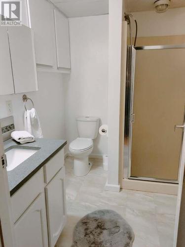 4904 Pleasant Valley Road, Vernon, BC - Indoor Photo Showing Bathroom
