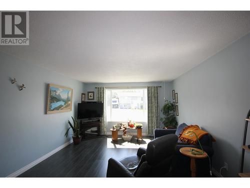 365 Pineview Road, Penticton, BC - Indoor Photo Showing Living Room
