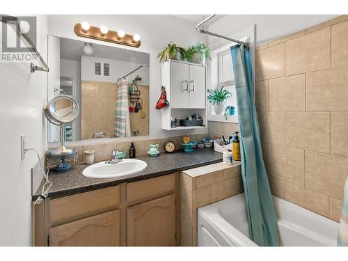 2038 Gilia Road, Kelowna, BC - Indoor Photo Showing Bathroom