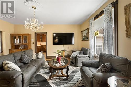 984 Road 6 East, Kingsville, ON - Indoor Photo Showing Living Room