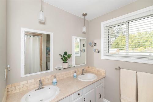 Main 5pc. bathroom - 64 Terrace Drive, Dundas, ON - Indoor Photo Showing Bathroom