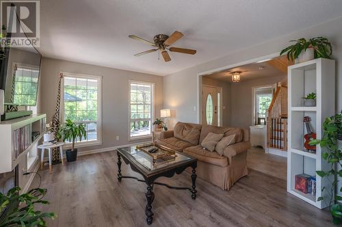 18740 Old Richter Pass Road, Osoyoos, BC - Indoor Photo Showing Living Room