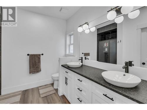 1648 Sunrise Road, Kelowna, BC - Indoor Photo Showing Bathroom
