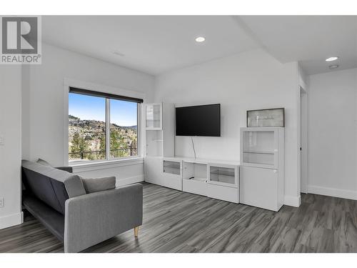 1648 Sunrise Road, Kelowna, BC - Indoor Photo Showing Living Room